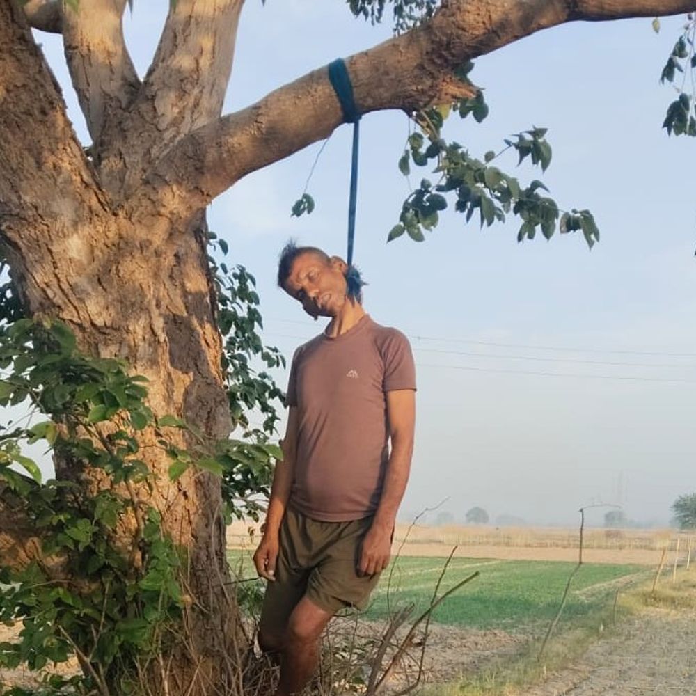 फिरोजाबाद में युवक का शव पेड़ से लटकता मिला:परिजनों ने पत्नी के प्रेमी पर लगाया हत्या का आरोप, गिरफ्तारी की मांग