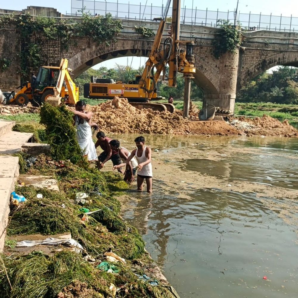बुंदेली सेना ने चित्रकूट पुलघाट पर चलाया सफाई अभियान:चित्रकूट में लोगों से नदी में कचरा न डालने की अपील, DM से मरम्मत का अनुरोध