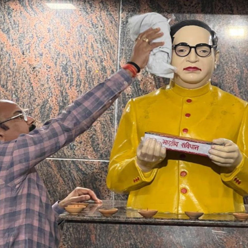 सांसद ने अंबेडकर जयंती से पहले प्रतिमा साफ की:दीप प्रज्वलित कर नमन किया, सिद्धांतों और सरकारी घोषणाओं पर चर्चा की