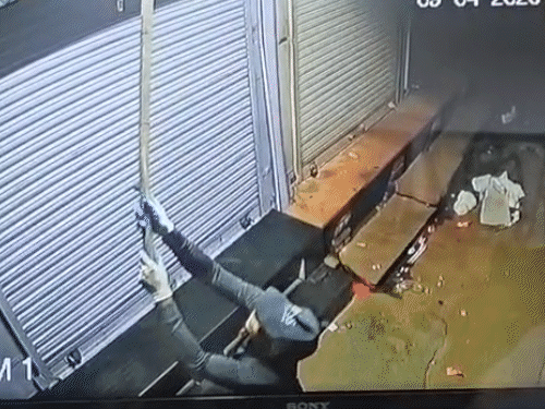 ज्वेलरी शाॅप में हुई चोरी का खुलासा, बड़ा भाई गिरफ्तार:चोरी के जेवरात और औजार बरामद, दोनों भाई मिलकर करते थे चोरी, छोटा अभी फरार