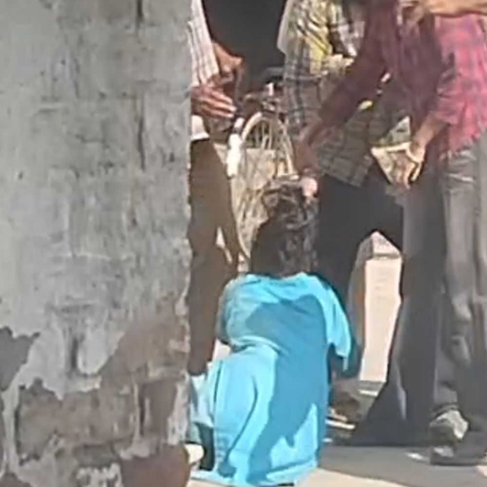 मोगा में महिला से मारपीट का वीडियो वायरल:  बेरहमी से घसीटा, CCTV लगाने पर विवाद; पुलिस बोली- पुराना मामला, पहले ही हो चुकी कार्रवाई – Moga News