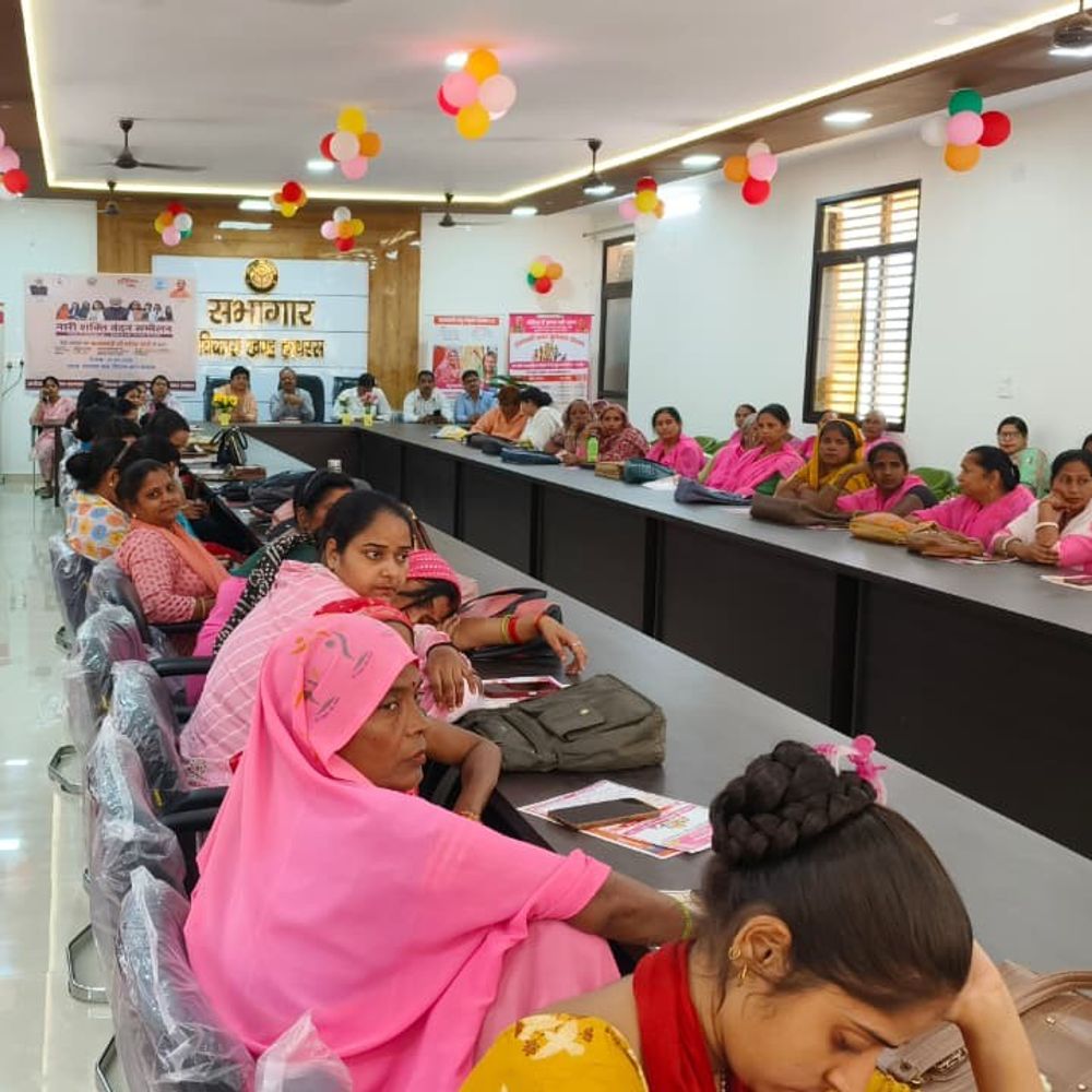 हाथरस में नारी शक्ति वंदन सम्मेलन हुआ:महिलाओं को सशक्त बनाने और जागरूक करने पर जोर दिया, पोषण पोटली बांटी गई