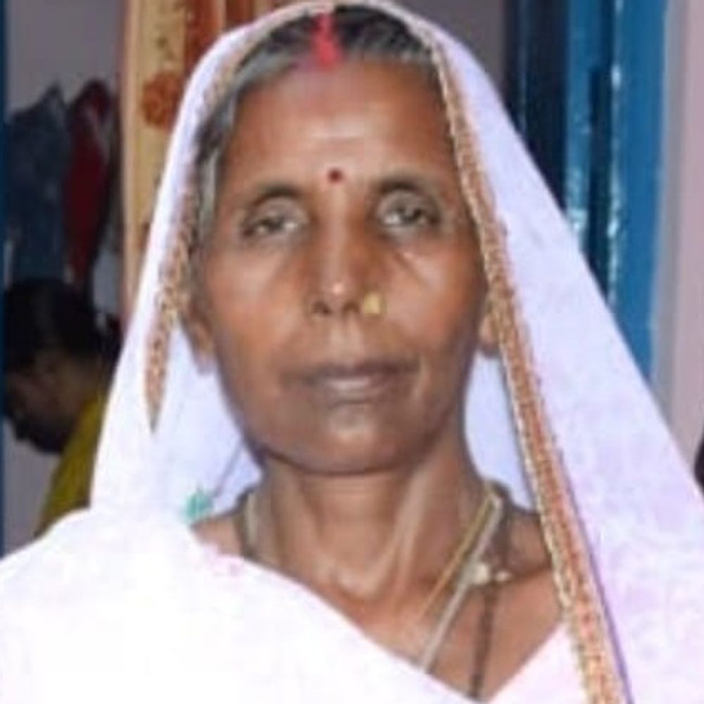 कंबाइन से दबकर महिला की मौत:मऊ में गेहूं बिनते समय हादसा, चालक फरार, हार्वेस्टर जब्त