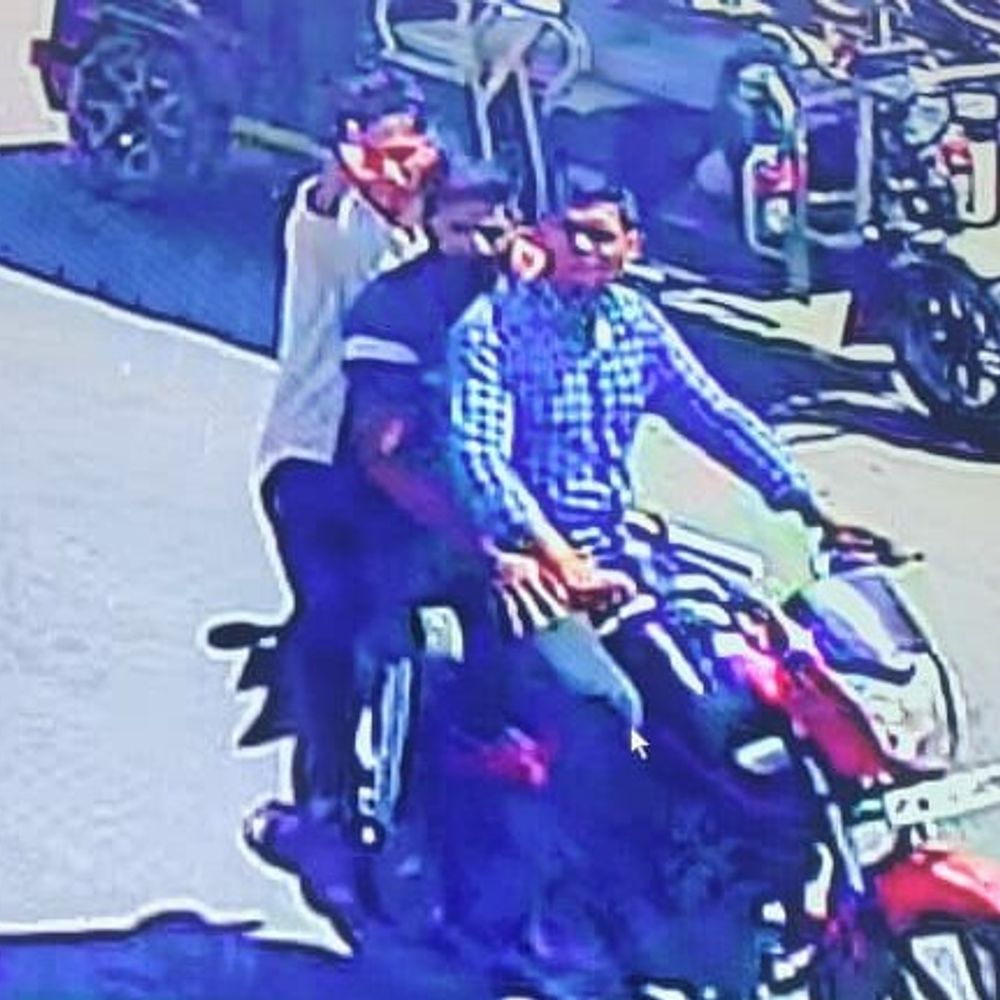 संभल में बुजुर्ग महिला से जेवरात ठगे:बाइक सवार 3 युवक सीसीटीवी में कैद, आरोपियों की तलाश जारी