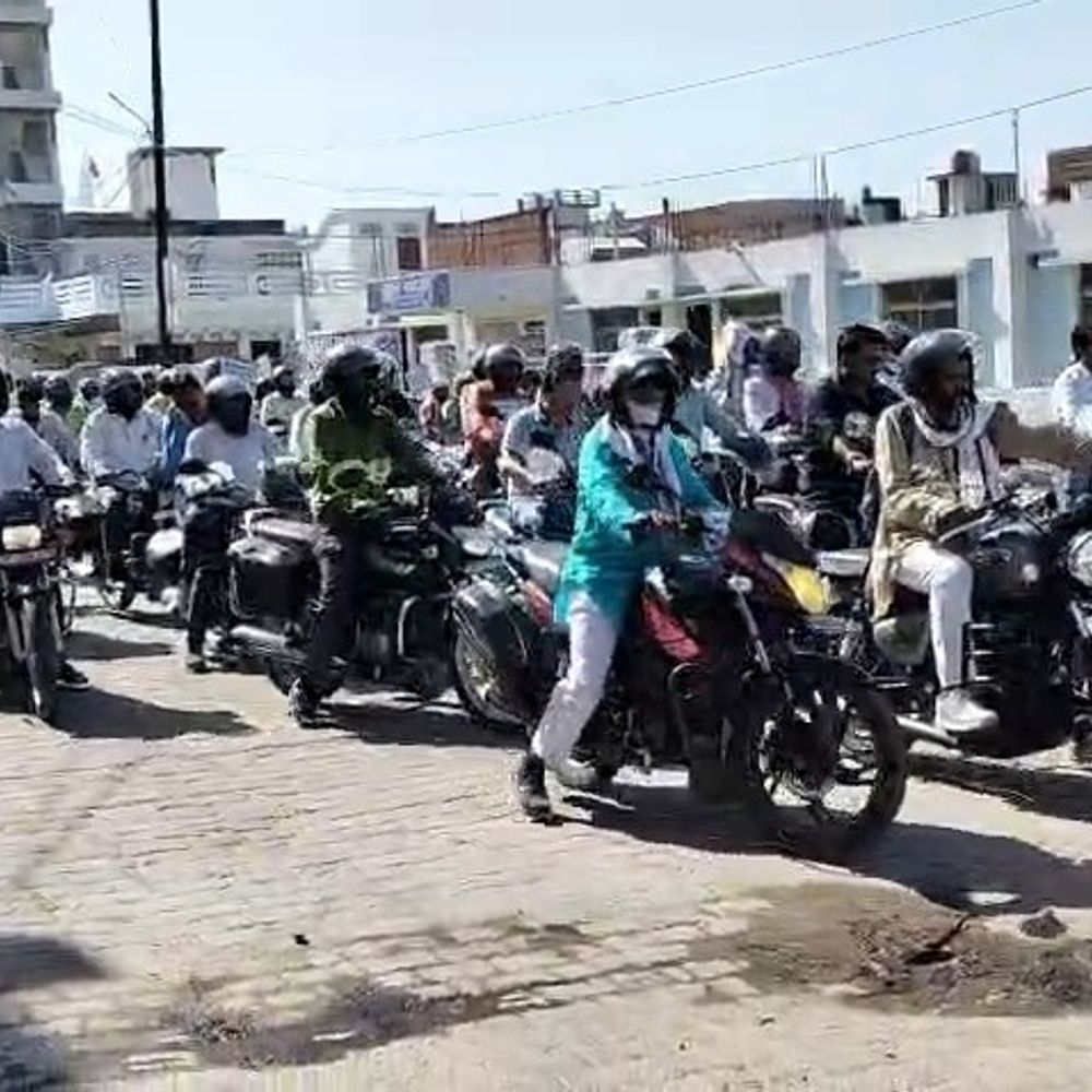 गोंडा में TET अनिवार्यता के खिलाफ शिक्षकों का प्रदर्शन:डीएम कार्यालय तक मोटरसाइकिल जुलूस निकालकर सौंपा ज्ञापन