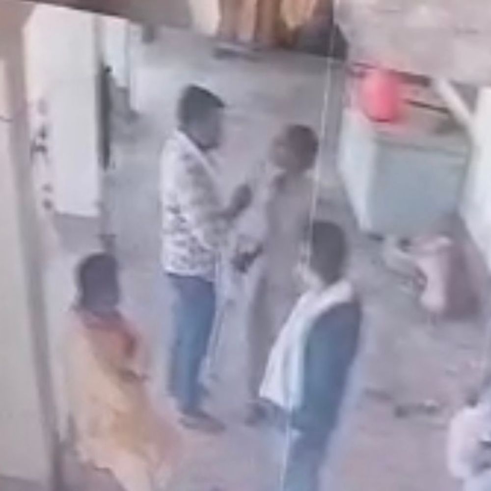 बलिया में होमगार्ड जवान से मारपीट, CCTV में कैद:गैस एजेंसी पर ड्यूटी के दौरान हमला, तीन पर केस