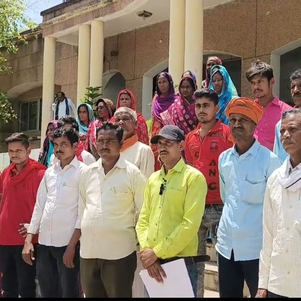 सोनभद्र में 300-400 घर अब भी अंधेरे में:हर घर बिजली योजना अधूरी, ग्रामीणों ने डीएम से की शिकायत