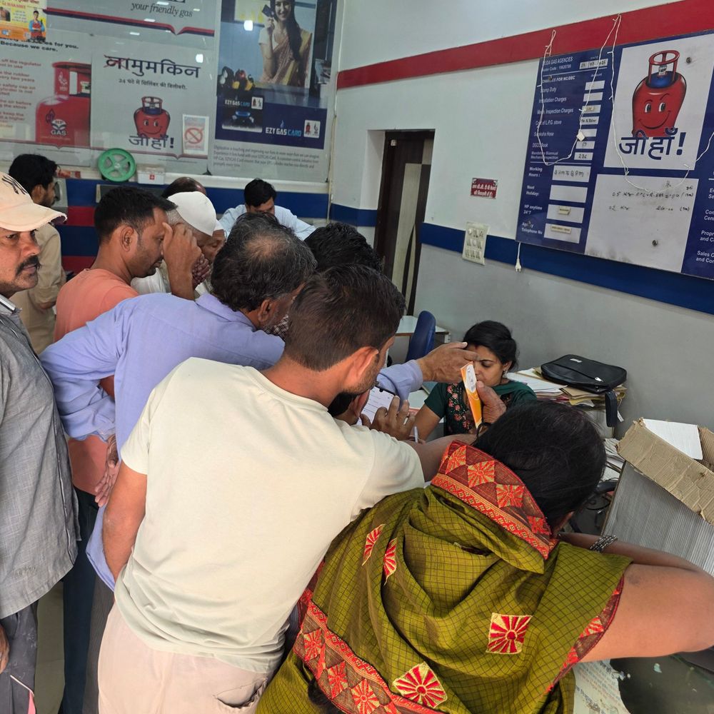 संभल में 22 प्रतिशत उपभोक्ताओं की ई-केवाईसी अधूरी:सिलेंडर के लिए लगा रहे चक्कर, लोग कोयले पर खाना बनाने को मजबूर