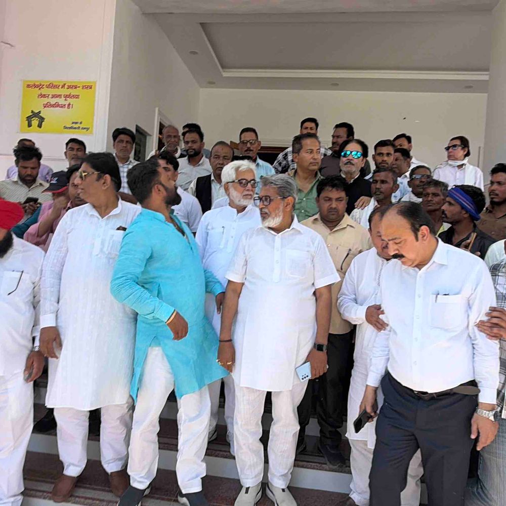 कांग्रेस ने स्मार्ट मीटर के खिलाफ डीएम को ज्ञापन सौंपा:जिलाध्यक्ष संजय कपूर ने तेज रीडिंग, बढ़े बिलों पर जांच मांगी