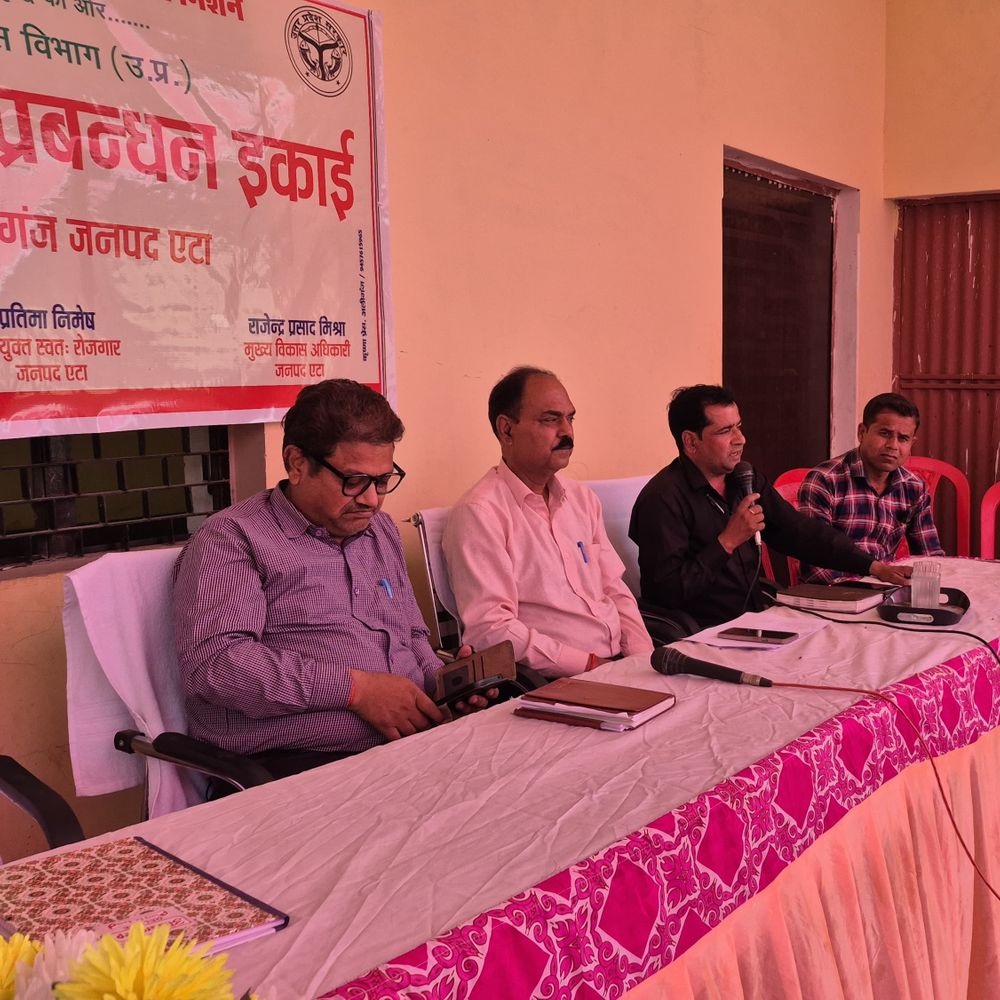 एटा में स्वयं सहायता समूह की बैठक:योजनाओं की जानकारी देकर महिलाओं को आत्मनिर्भर बनने का संदेश