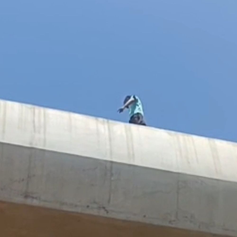 कानपुर में मेट्रो ट्रैक पर चढ़ा युवक; VIDEO:इधर-उधर टहलता रहा, सिर पटककर घायल; सुरक्षा व्यवस्था पर उठे सवाल