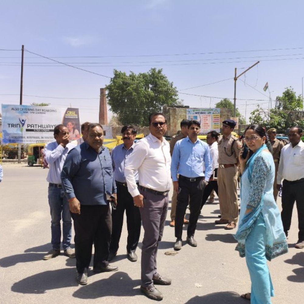 शाहजहांपुर में डीएम-एसपी ने बरेली मोड़ पर किया निरीक्षण:रोड चौड़ीकरण, सौंदर्यीकरण कार्य जल्द पूरा करने के निर्देश
