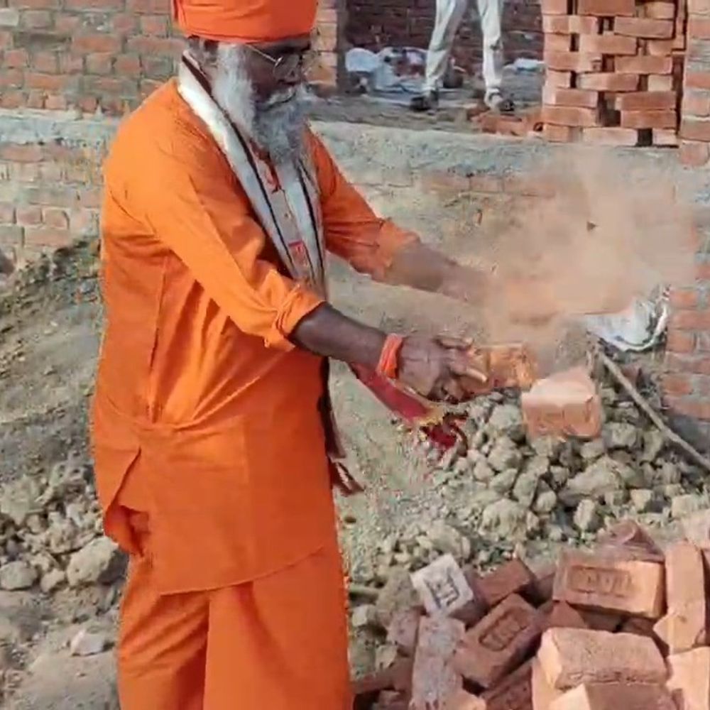 विधायक ने ईंट तोड़कर निर्माण का क्वालिटी चेक की:पीलीभीत में विद्यालय में घटिया सामग्री उपयोग का आरोप, मौके से ही डीएम को फोन किया