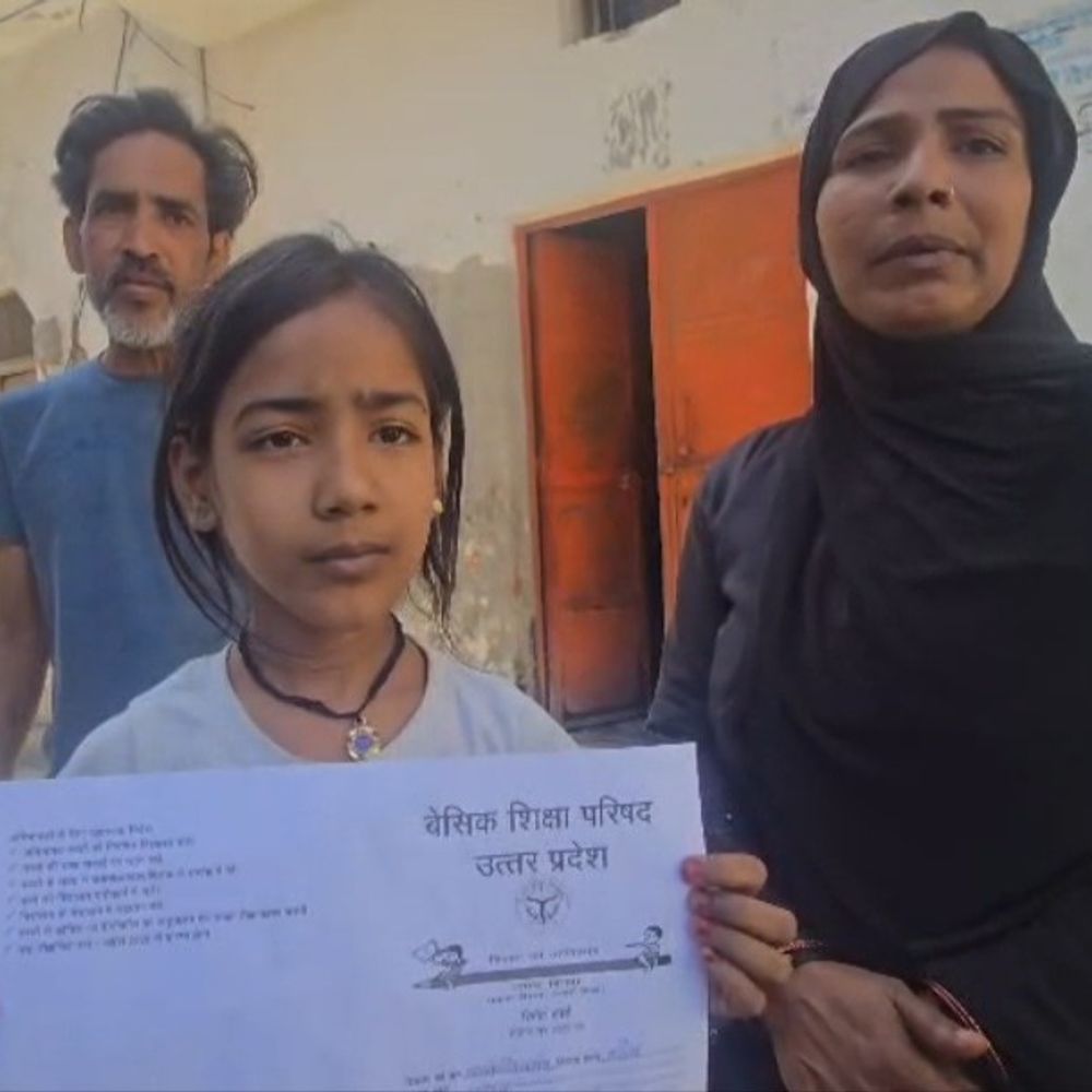 संभल में कक्षा-3 की छात्रा को थमाया कक्षा-5 का रिजल्ट:परिजनों की शिकायत पर स्कूल ने आने से रोका, टीसी के लिए 120 रुपए मांगे