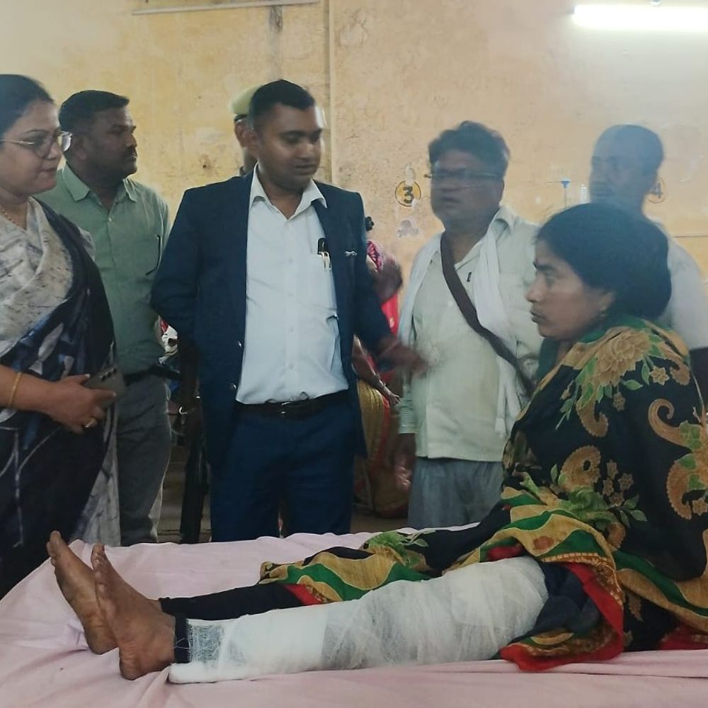 पीलीभीत में बस-टेंपो की टक्कर:अंदर फंसे यात्रियों को राहगीरों ने निकाला, 8 लोग घायल, जिला अस्पताल में भर्ती