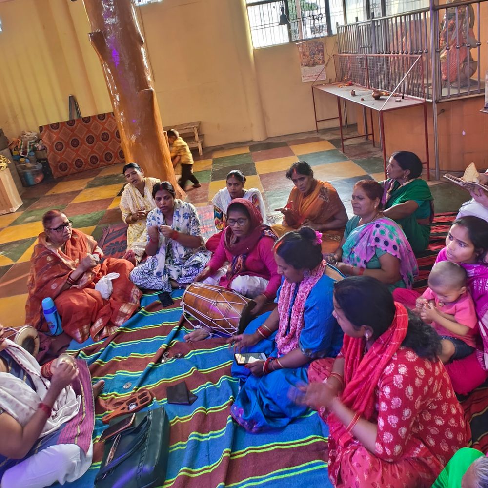 लखनऊ के शिव भोला मंदिर में भजन-कीर्तन:महिला मंडल ने नव संवत्सर पर मां दुर्गा की आराधना की