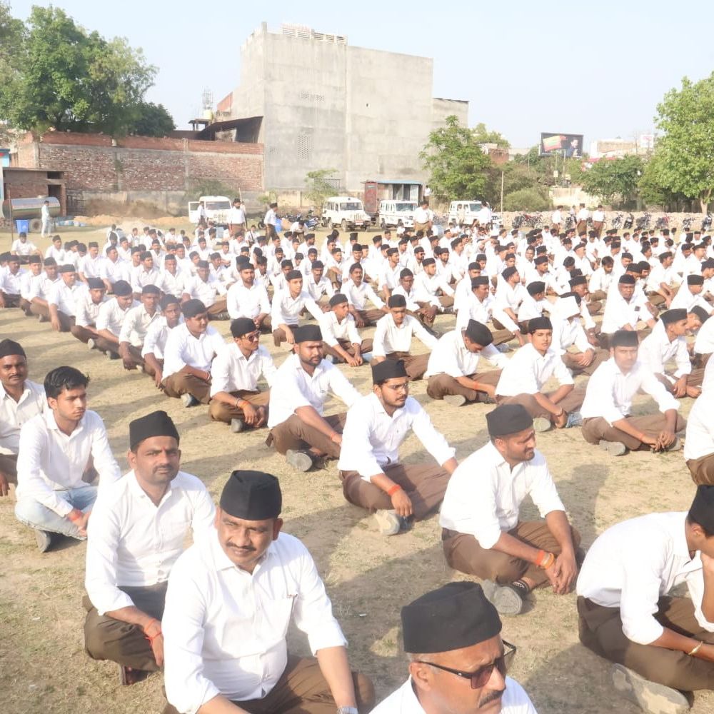 अंबेडकर जयंती पर स्वयंसेवकों का पथ संचलन:पुष्पवर्षा कर स्वागत, भारतीय संस्कृति को मानव कल्याण का आधार बताया