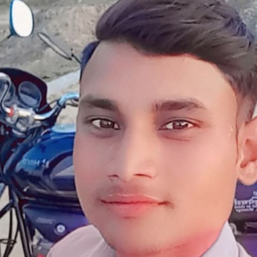 पीलीभीत में गड्ढे बचाने के प्रयास में बाइक की भिड़ंत:एक युवक की मौत, दूसरा गंभीर रूप से घायल; इलाज जारी