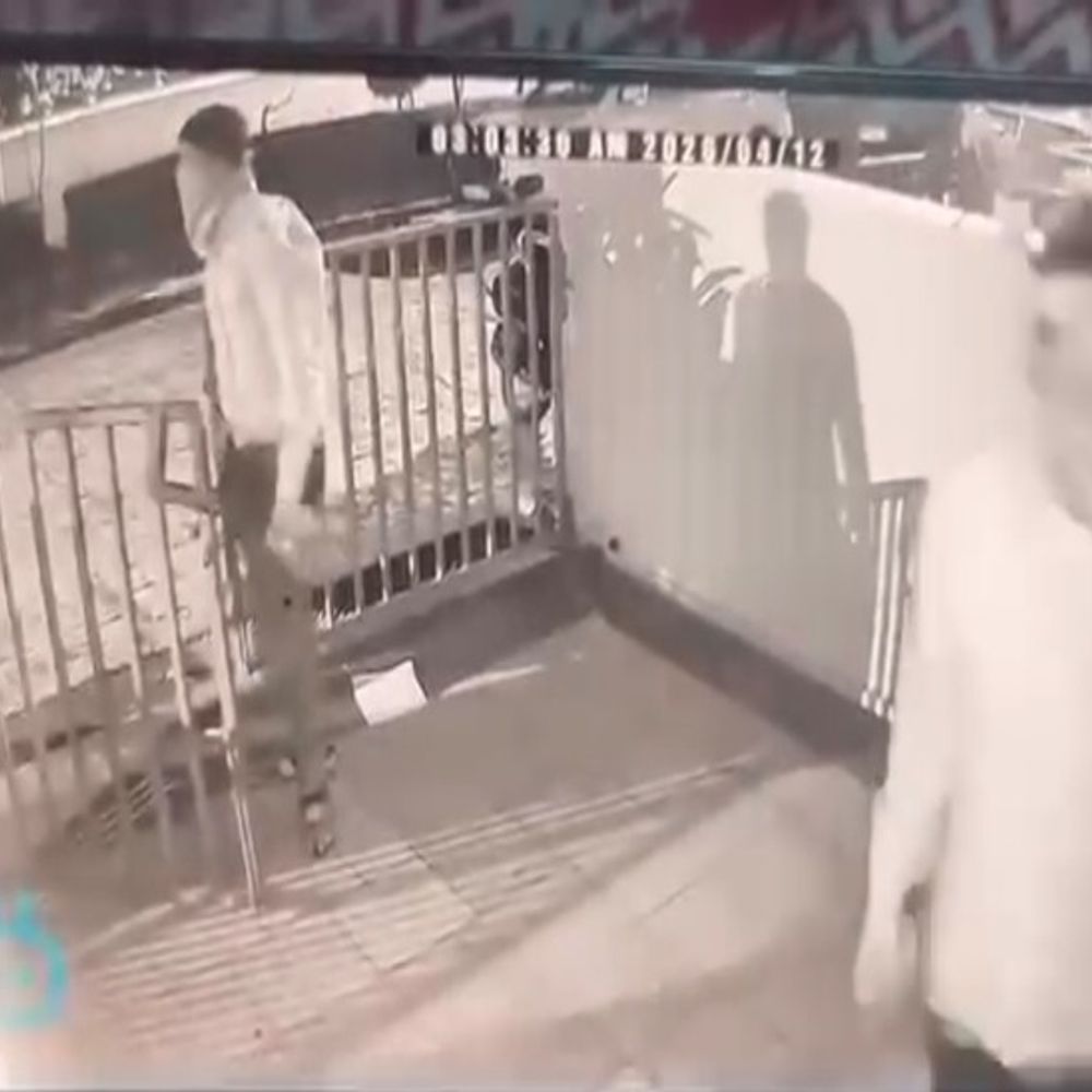 चोरों ने बैंक मैनेजर के घर का ताला तोड़ा, VIDEO:बीस मिनट तक घर के अंदर रहे, सुल्तानपुर कार्यक्रम में गए थे मालिक, घटना CCTV में कैद