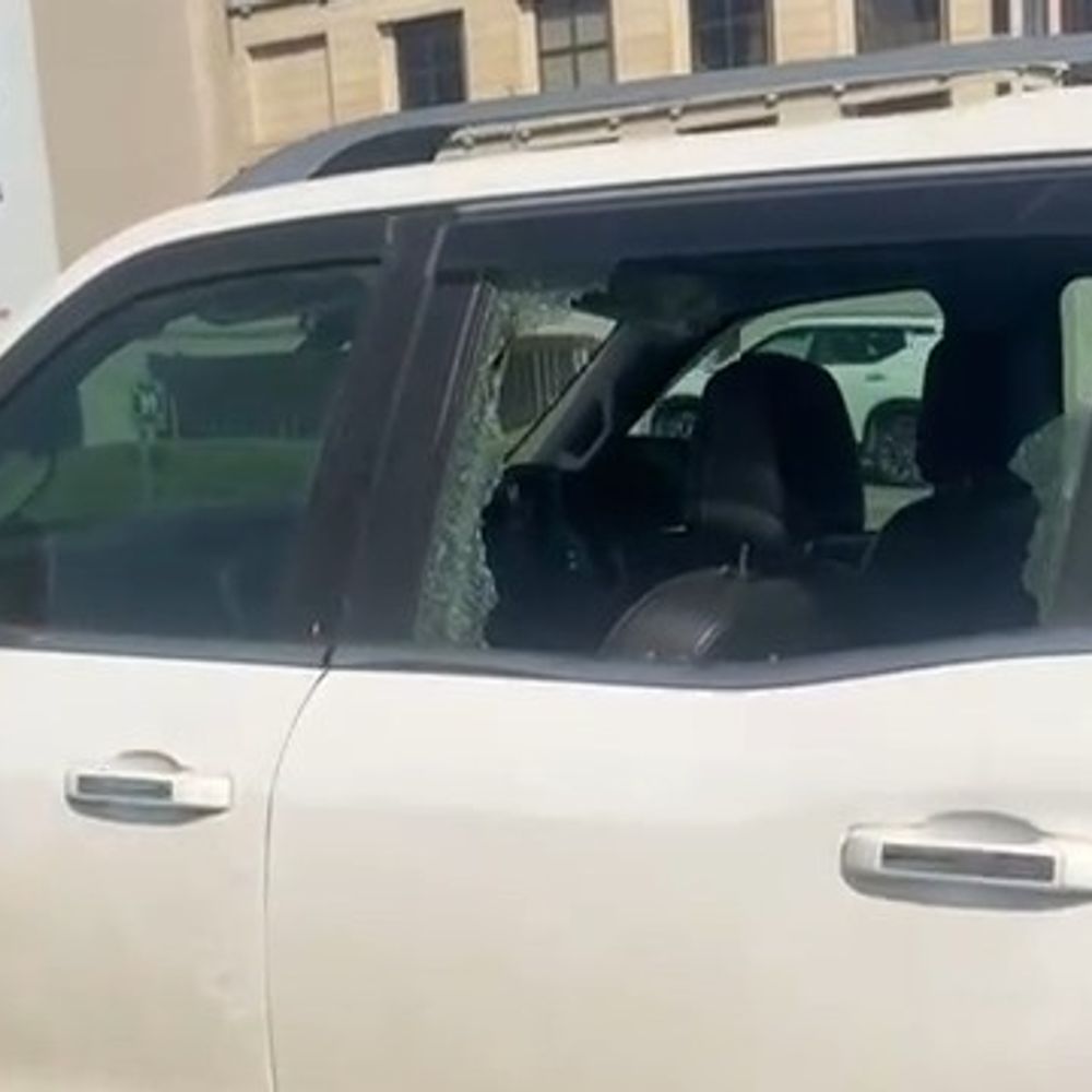 ग्रेटर नोएडा: अस्पताल के बाहर कार का शीशा तोड़कर चोरी:मां को देखने गया था युवक, लाखों की नकदी-दस्तावेज गायब