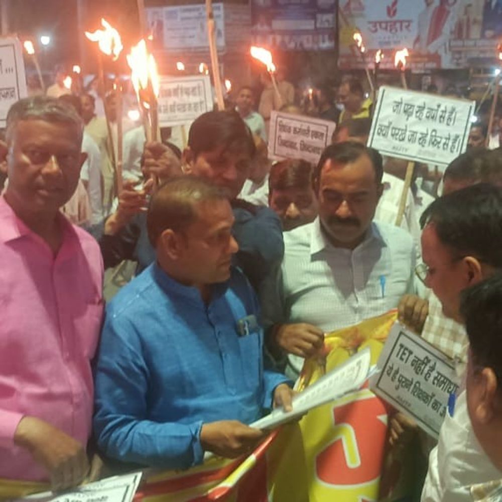 देवरिया में शिक्षकों का टेट अनिवार्यता खत्म करने की मांग:मशाल जुलूस निकाला, सरकार की नीतियों के खिलाफ जताया आक्रोश; बड़े आंदोलन की चेतावनी