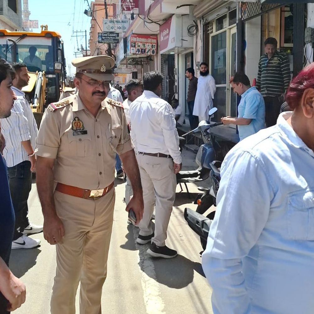 रामपुर में अतिक्रमण पर चला बुलडोजर:सड़क किनारे बने स्लैब-छज्जे हटाए, दोबारा कब्जा करने पर कार्रवाई की चेतावनी