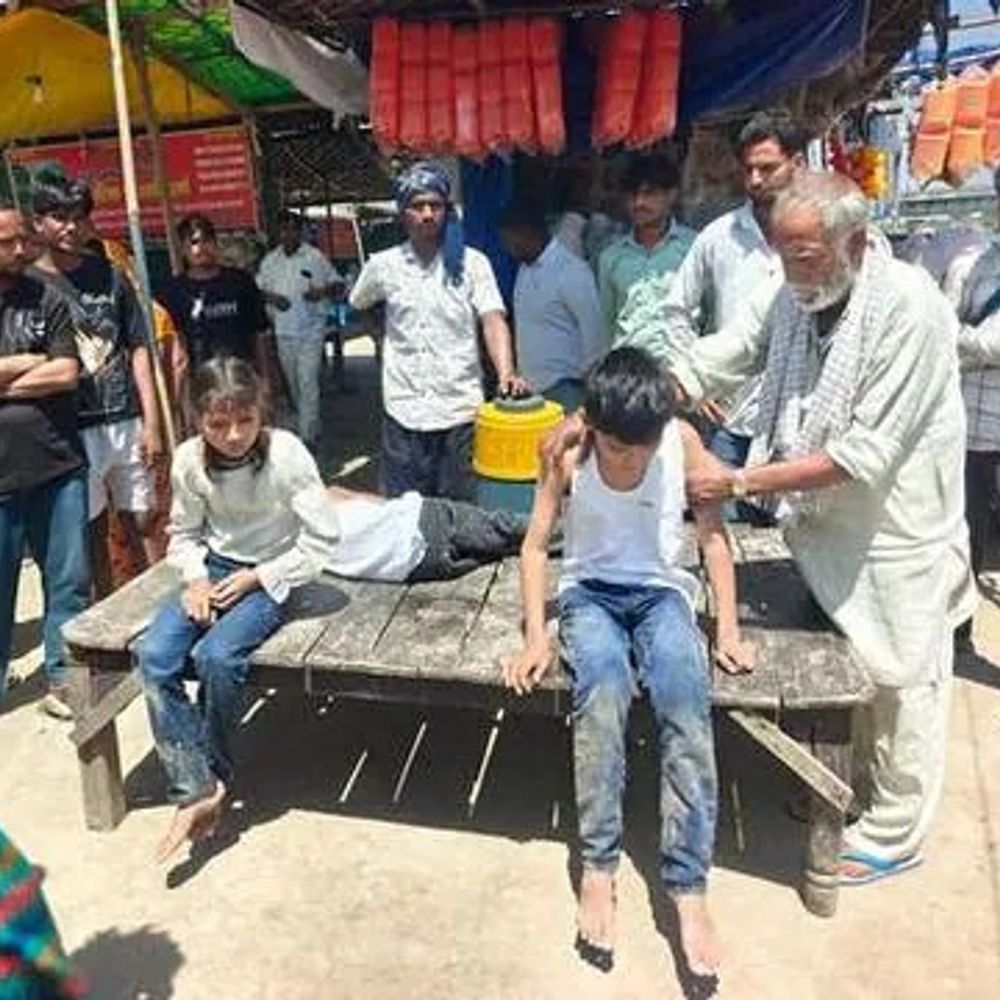 हापुड़ में गंगा में तीन बच्चों संग कूदी महिला:गोताखोरों ने बचाया, चारों की हालत गंभीर; मेरठ रेफर