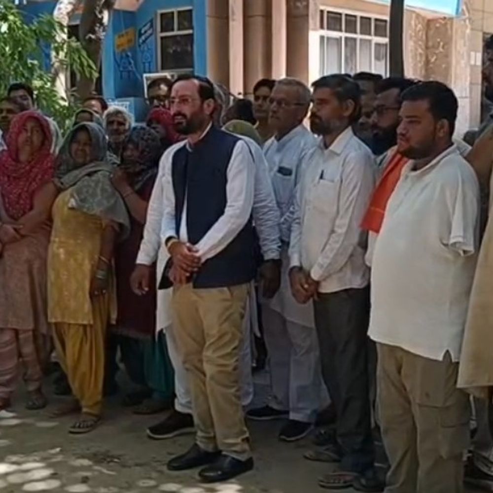 ग्रामीणों ने शराब ठेका स्थायी बंद करने की मांग की:बागपत डीएम कार्यालय पर प्रदर्शन, अधिकारियों ने 2 दिन में समाधान का आश्वासन दिया।