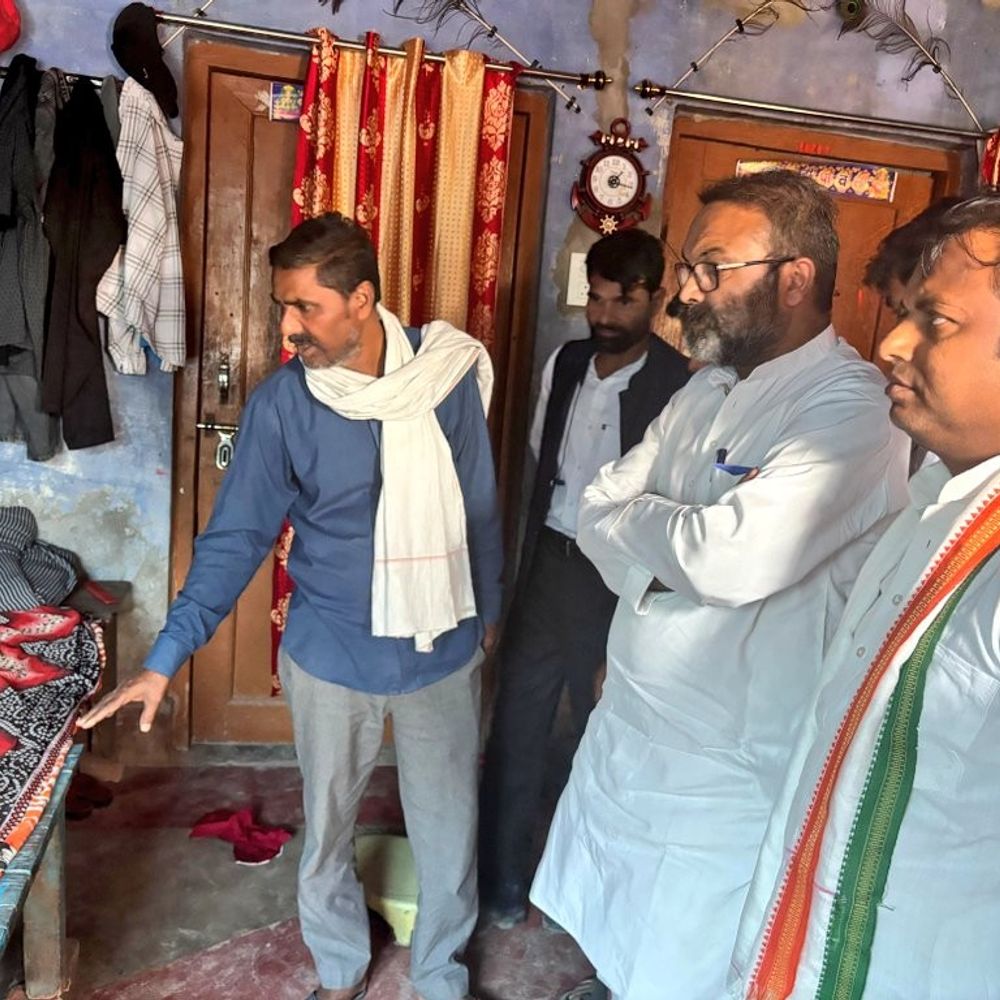 कुशीनगर एसिड अटैक पीड़िता के परीवार से मिले कांग्रेसी:अजय लल्लू ने न्याय की मांग की, आरोपी दरवाजा बंद कर फरार