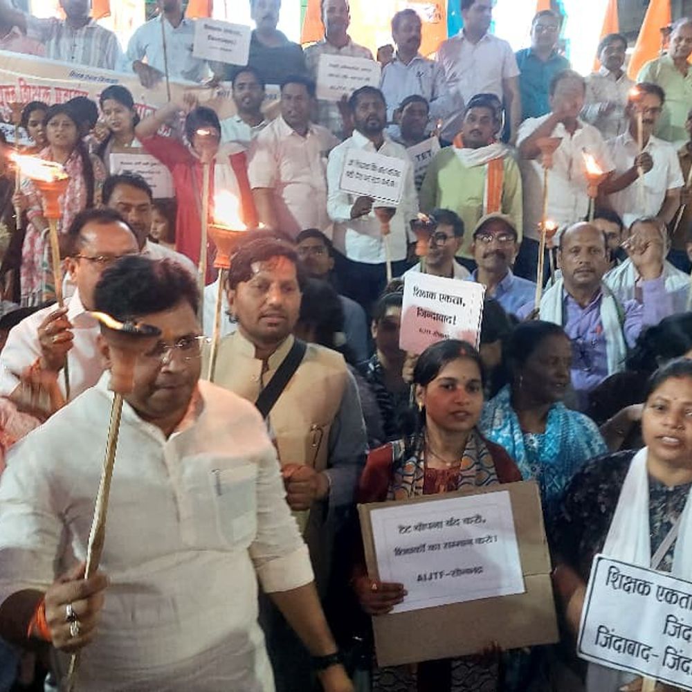 टीईटी अनिवार्यता के विरोध में शिक्षकों का आंदोलन तेज:सोनभद्र में मशाल जुलूस निकाला, सरकार से आरटीई एक्ट संशोधन की मांग