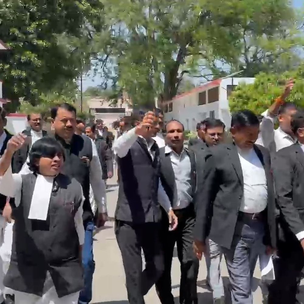 अधिवक्ता की हत्या के बाद वकीलों में आक्रोश:सीतापुर में सड़कों पर नारेबाजी कर सुरक्षा एक्ट और 1 करोड़ मुआवजे की मांग की