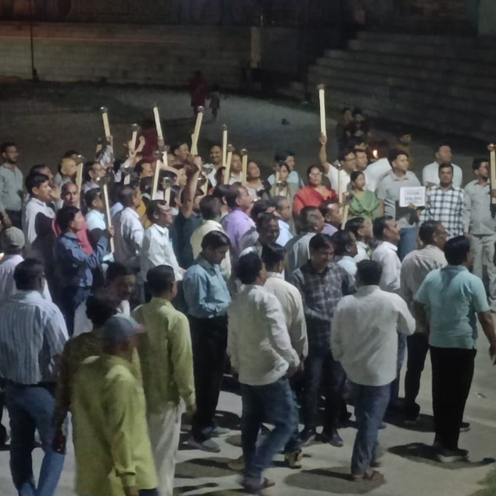 शिक्षकों ने TET के विरोध में मशाल जुलूस निकाला:सरकार से TET वापस लेने की मांग, 3 मई को लखनऊ में बड़े आंदोलन की चेतावनी