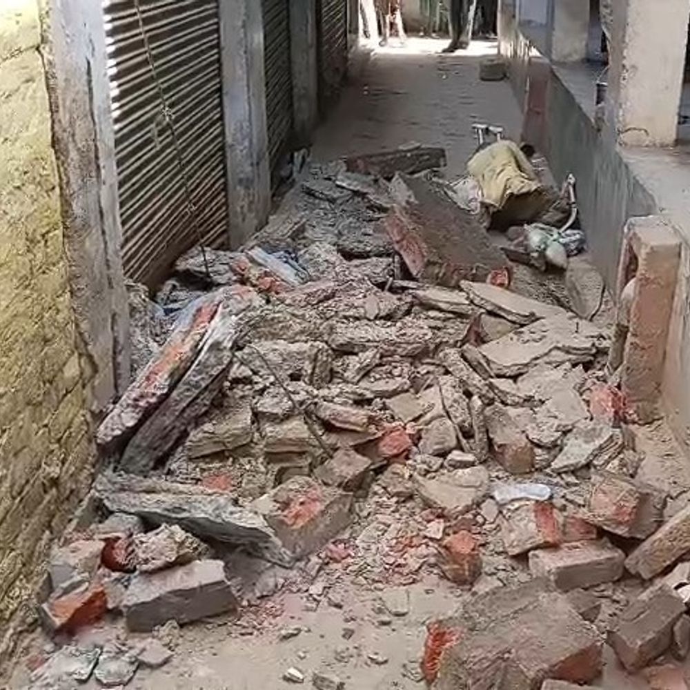 मैनपुरी में छज्जा गिरने से बुजुर्ग की मौत:बैंक के बाहर हुआ हादसा, परिजनों ने पोस्टमार्टम नहीं कराया