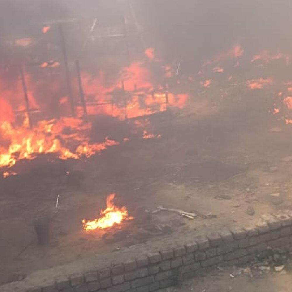 हापुड़ में झुग्गी बस्ती में लगी आग, VIDEO:20 से अधिक झुग्गियां जलीं, लाखों का नुकसान, दमकल टीम ने पाया काबू