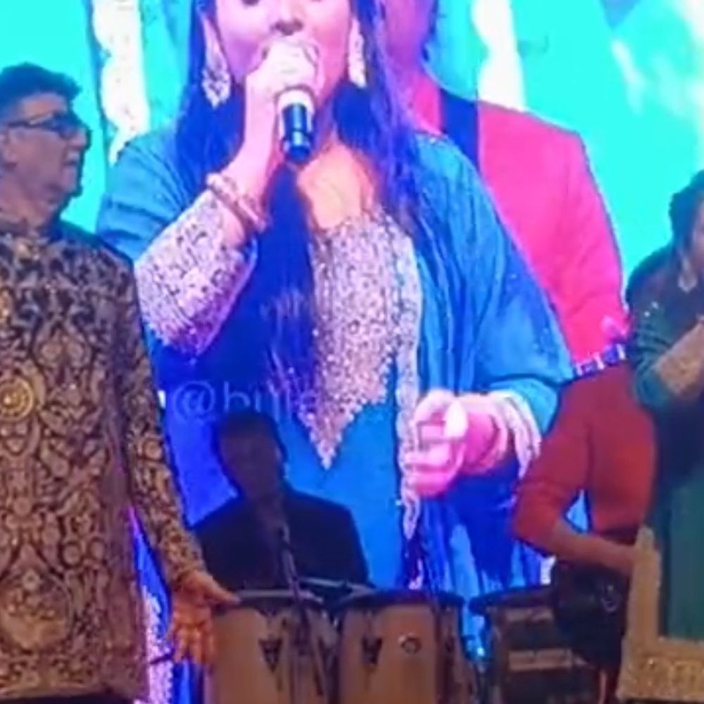 अनु मलिक ने बुलंदशहर महोत्सव में दी प्रस्तुति:हजारों की भीड़ उमड़ी, आशा भोंसले को श्रद्धांजलि भी दी