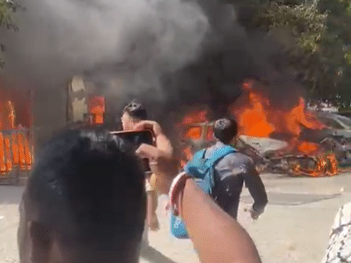 नोएडा में कर्मचारियों का हिंसक प्रदर्शन, 12 तस्वीरों में देखिए:  सैलरी बढ़ाने की मांग पर फैक्टियों में पथराव किया, 150 से ज्यादा गाड़ियां जलाई – Noida (Gautambudh Nagar) News