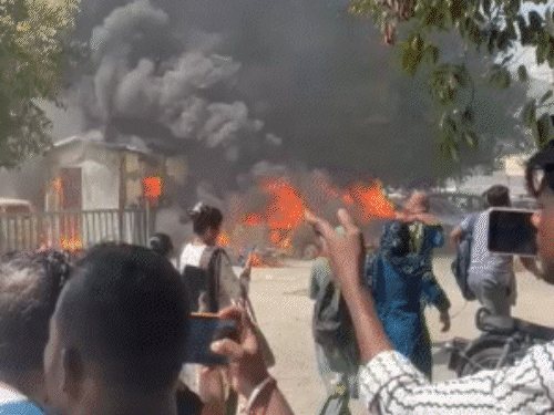 नोएडा में हिंसक प्रदर्शन, 350 फैक्ट्रियों में तोड़फोड़:शोरूम के बाहर कारें फूंकी, 150 गाड़ियां तोड़ीं; योगी ने हाईलेवल कमेटी बनाई