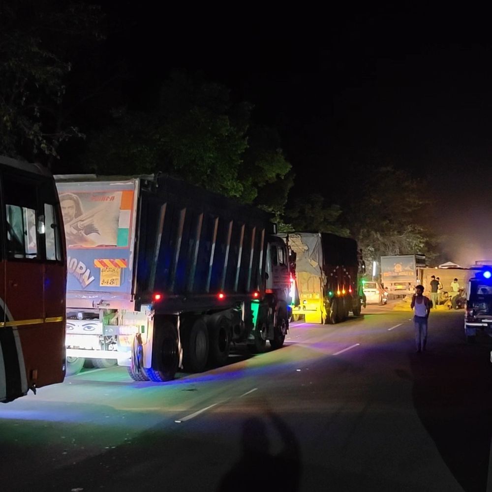 ओवरलोड ट्रक ने ट्रैक्टर को टक्कर मारी:पीलीभीत में हाईवे पर पलटा, एक घायल; चालक फरार