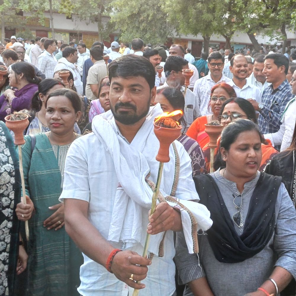 शिक्षक महासंघ ने टेट अनिवार्यता का विरोध किया:चंदौली में मशाल जुलूस निकालकर कानून बदलने की मांग