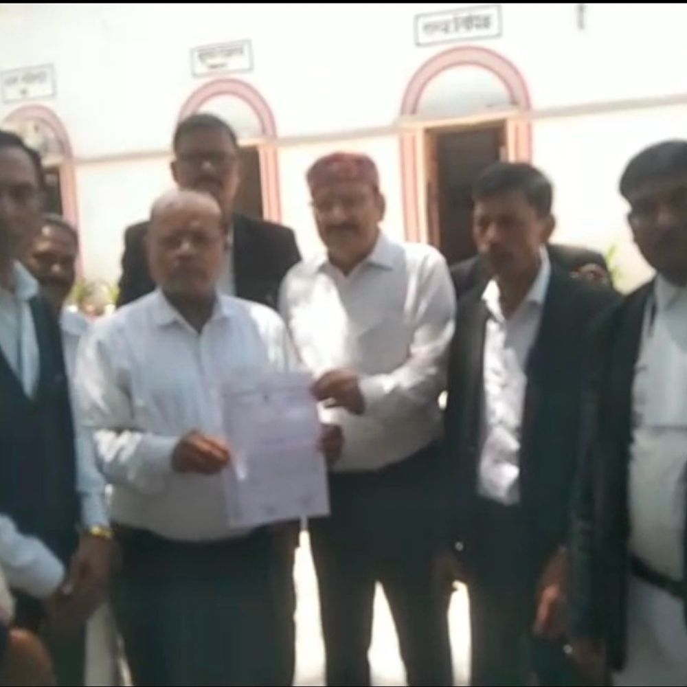 मिर्जापुर में अधिवक्ता हत्या पर रायबरेली में प्रदर्शन:वकीलों ने डीएम को सौंपा ज्ञापन, 1 करोड़ मुआवजे की मांग