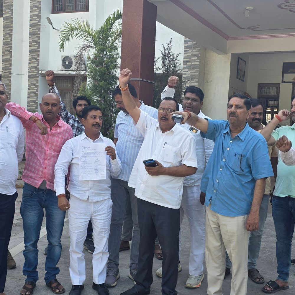 गोंडा में तारकोल के बढ़ते दामों को लेकर प्रदर्शन:मुख्य अभियंता को दिया मुख्यमंत्री संबोधित ज्ञापन, रेट कम ना होने पर कार्य बहिष्कार की चेतावनी