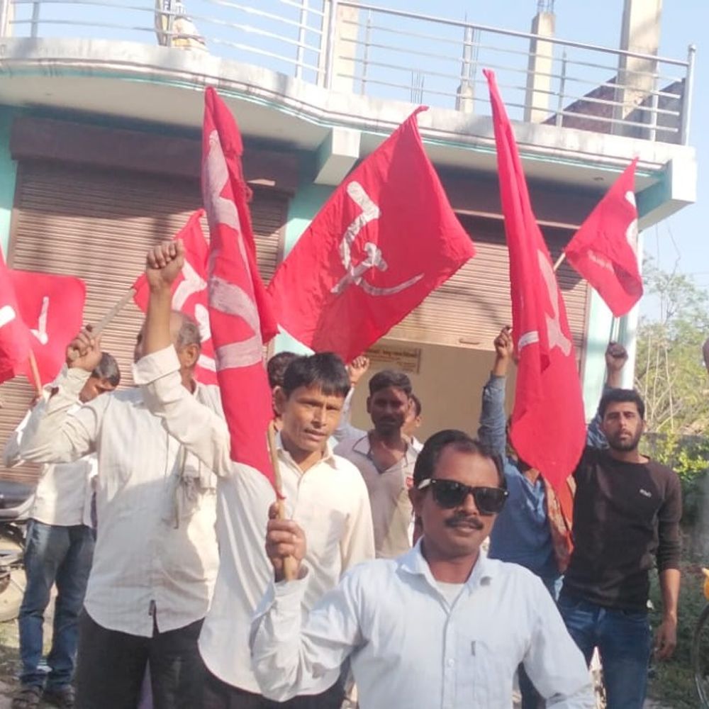 ऊंचाहार एनटीपीसी में आउटसोर्स कर्मियों का प्रदर्शन:पुलिस पर रोकने का आरोप; ‘अवैध वसूली’ को लेकर गरमाया विवाद