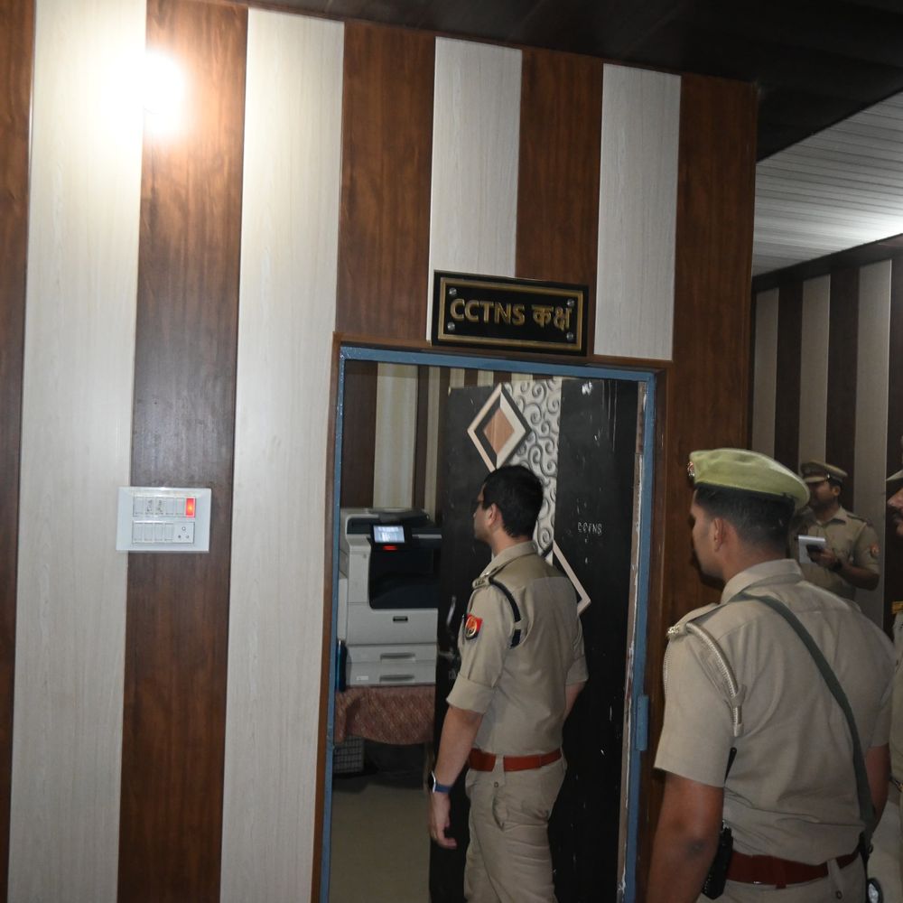 महराजगंज में एसपी के औचक निरीक्षण से हड़कंप:फरेन्दा थाने में मिलीं खामियां, उपनिरीक्षक निलंबित, अधिकारियों पर जांच