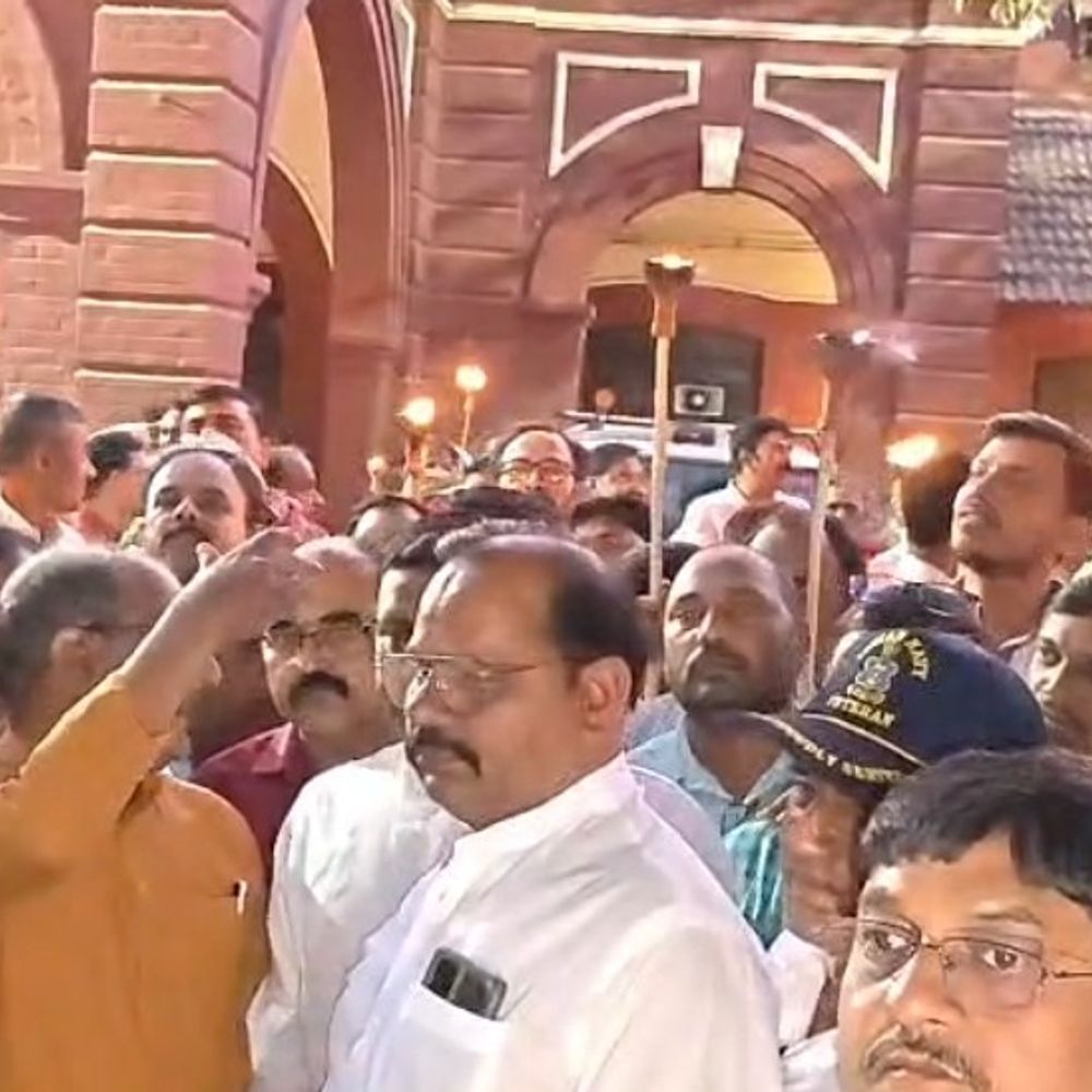 जौनपुर में शिक्षकों ने TET अनिवार्यता के खिलाफ मशाल जुलूस:केंद्र सरकार से कानून रद्द करने की मांग, आंदोलन की चेतावनी