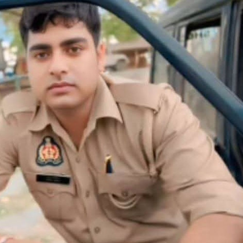 ड्यूटी पर जा रहे सिपाही की सड़क हादसे में मौत:कानपुर देहात में अज्ञात वाहन ने बाइक को टक्कर मारी, परिजनों में शोक का माहौल