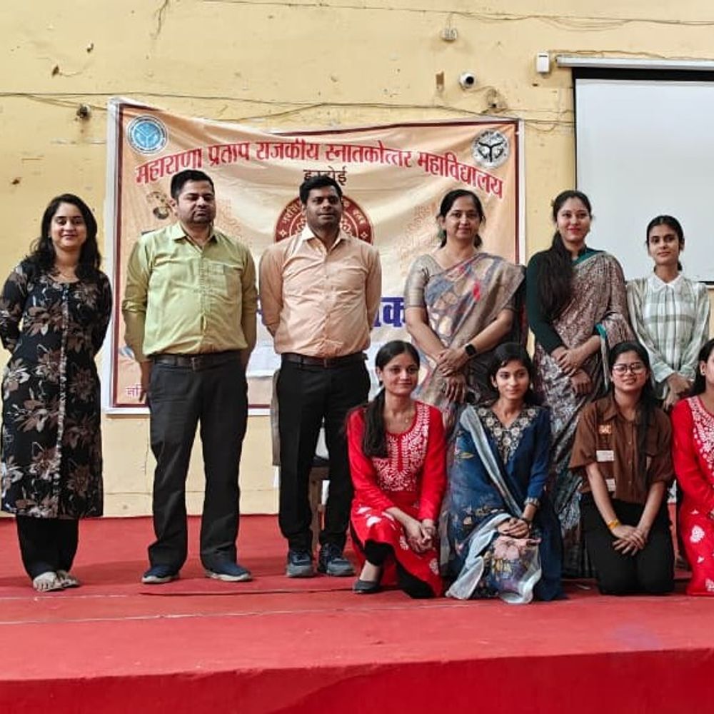 हरदोई कॉलेज में महिला सशक्तिकरण पर नुक्कड़ नाटक:बीकॉम छात्राओं ने 'चुप्पी तोड़ो, खुलकर बोलो' से दिया संदेश