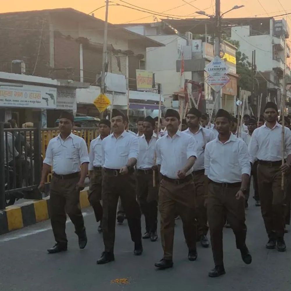 आंबेडकर जयंती पर राष्ट्रीय स्वयंसेवक संघ का पथ संचलन:नगर पालिका अध्यक्ष ने पुष्प वर्षा कर किया स्वागत