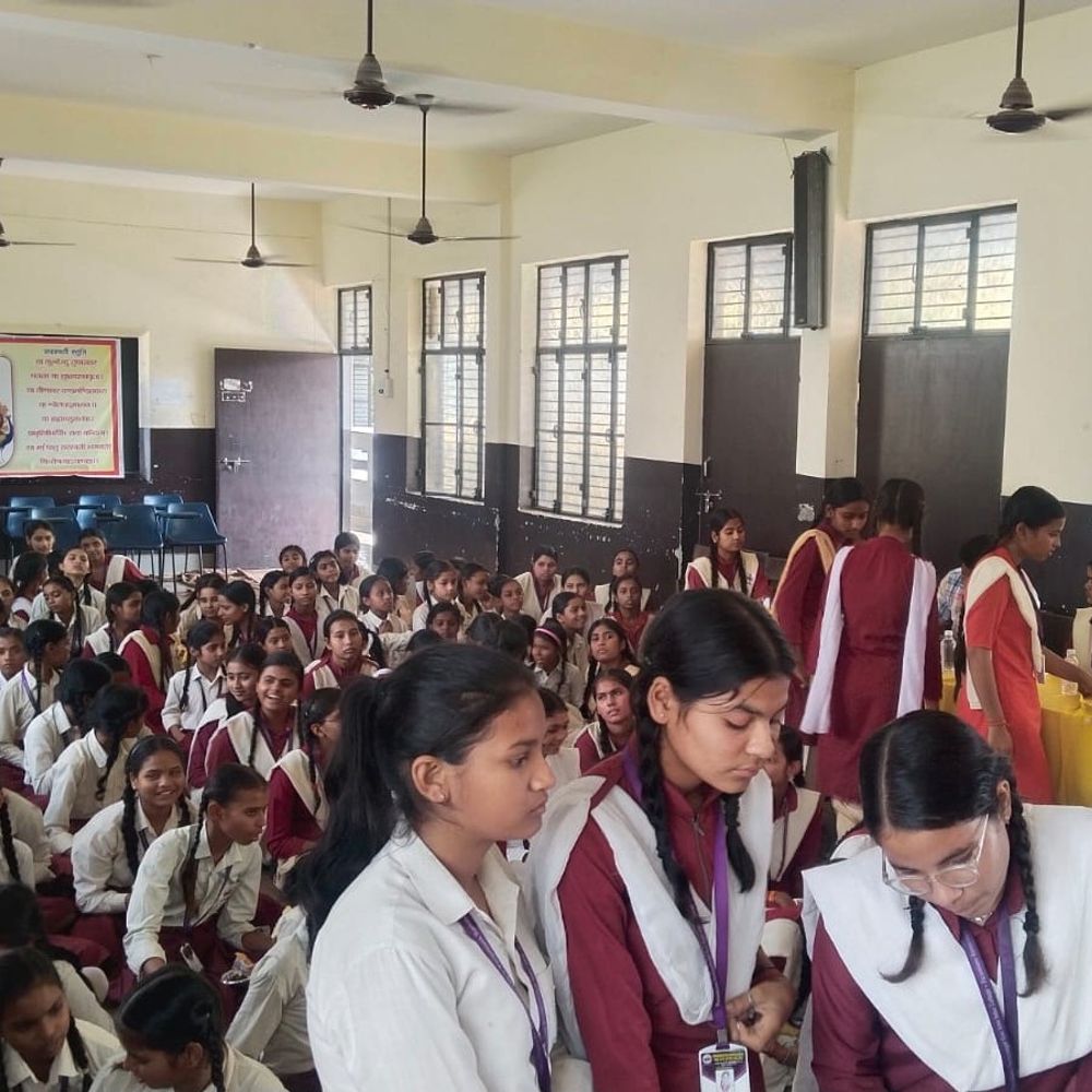 बेटियों की सेहत का ख्याल:सवायजपुर में 152 छात्राओं की हीमोग्लोबिन जांच, कैंसर और एनीमिया से बचाव के बताए तरीके