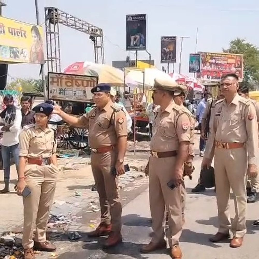 ईशन पुल पर चला अतिक्रमण हटाओ अभियान:मैनपुरी में चेतावनी के साथ हटाई गईं दुकानें, दोबारा करने पर होगी कड़ी कार्रवाई