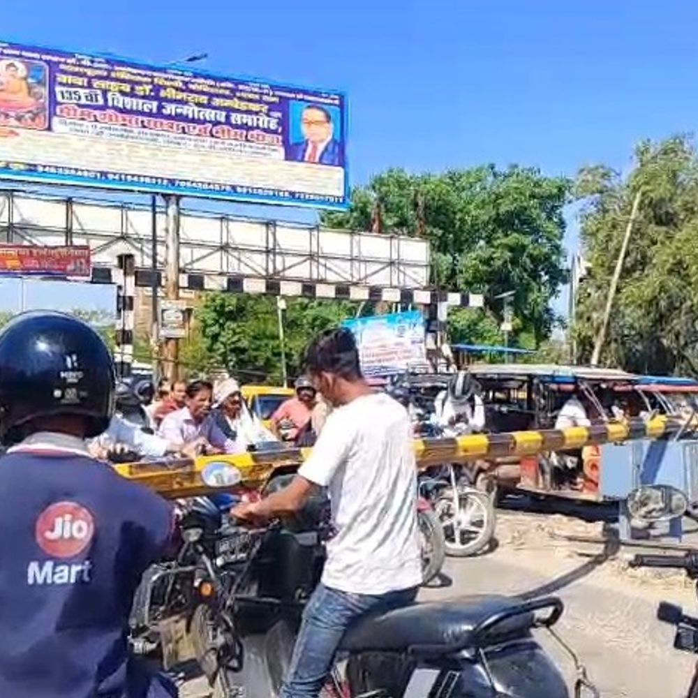 उन्नाव रेलवे फाटक मरम्मत कार्य स्थगित:मशीन न मिलने से टला 59 घंटे का ब्लॉक निरस्त हुआ, आवागमन शुरू